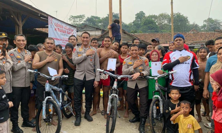 Polres Lebak dan Jajaran Meriahkan HUT Ri ke- 79 dengan Lomba Rakyat Panjat Pinang di Wilayah Kab. Lebak